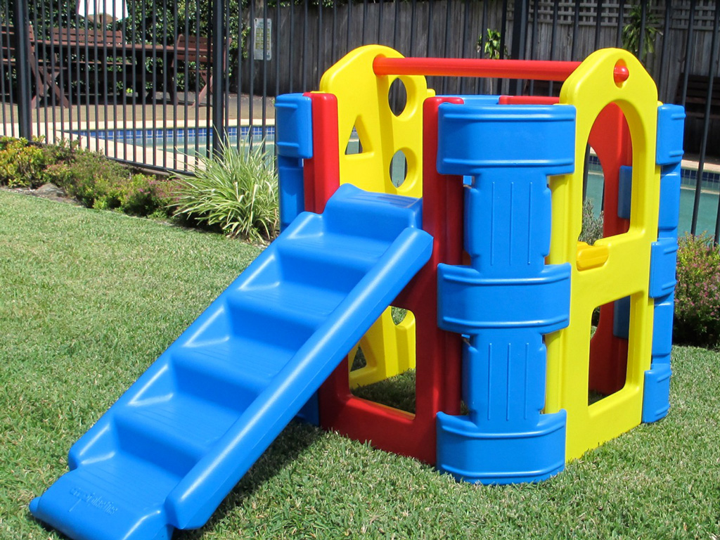 Kids Outdoor Play Gym With Steps/Slide And Water Spray Bar ...